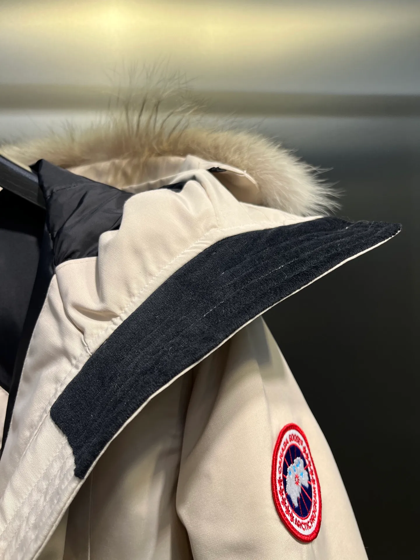 P860 Canada goose/Canada Goose 05 model 2580LA CANADA GOOSE/Canada Goose Rossclair parka women's down jacket, authentic original clothing molding, all accessories are custom-made from the original factory. This model is very unique. The zipper at the back can be opened to change into a dovetail style, with diagonal pockets and a layer of hidden pockets underneath. The official website has become a popular model. The softness and hardness of the fabric are compared with the genuine ones. It can be restored by kneading at will (fabric misunderstanding: fabrics with high hardness are not waterproof. Only those who buy the latest genuine version this year will notice the softness and comfort of the fabrics). The down is synchronized with the genuine white duck down. It is fluffy and not lumpy. The electronically controlled down charging machine is used to fill the zippers with customized genuine YKK zippers. High hardness and no lag. The fur collar is purchased from the same manufacturer as Wolf Hair. (Cooperative factory 2019 Canadian wolf skin auction and Big Goose official auction of wolf skin fur collars on the same site) All workmanship and wiring are controlled by workers with more than ten years of service. They must be horizontal and vertical, and are not crooked. The density of the inner wiring is more exquisite. Compare at will. Big goose label, collar label, washed label, hang tag, zipper rope, pocket label, back label, collar velvet, Velcro fasteners, all details of the cuffs are updated simultaneously with the original product, the best version, and the most complete color matching. The fighter in World 05 battles various world goods. Size: XS-XL